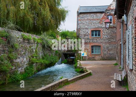 Alte Wassermühle, Moulin du Marche, Veules les Roses, kürzester Fluss in Frankreich, seine Maritime, Cote d'Albatre, Normandie, Frankreich Stockfoto