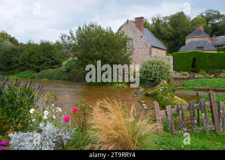 Frankreichs kürzester Fluss mit alter Wassermühle, Moulin des Cressonnieres, Wassermühle an der Veule, Veules les Roses, seine Maritime, Cote Stockfoto