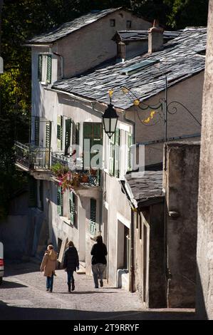 Gasse mit Fußgängern, Touristen in der Altstadt von Sion, Wallis, Schweiz Stockfoto