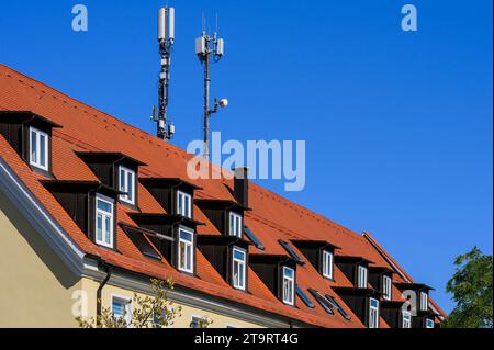 Rores Fliesendach mit Dachbalken und Antennen, Mindelheim, Bayern, Deutschland Stockfoto