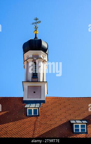 Turm mit Wetterfahne am Kloster-Herz-Jesu und Maria-Ward-Institut, Minelheim, Bayern, Deutschland Stockfoto