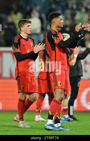 Leuven, Belgien. November 2023. Belgische Spieler mit Koni de Winter (4) aus Belgien und Arne Engels (6) aus Belgien danken den Fans nach einem Fußballspiel zwischen den belgischen und spanischen U21-Nationalmannschaften am 5. Spieltag in der Gruppe B im Qualifying der EUFA-U21-Meisterschaft, am Dienstag, 21. November 2023 in Leuven, Belgien. (Foto: David Catry/Isosport) Credit: sportpix/Alamy Live News Stockfoto