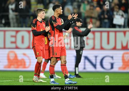 Leuven, Belgien. November 2023. Belgische Spieler mit Koni de Winter (4) aus Belgien und Arne Engels (6) aus Belgien danken den Fans nach einem Fußballspiel zwischen den belgischen und spanischen U21-Nationalmannschaften am 5. Spieltag in der Gruppe B im Qualifying der EUFA-U21-Meisterschaft, am Dienstag, 21. November 2023 in Leuven, Belgien. (Foto: David Catry/Isosport) Credit: sportpix/Alamy Live News Stockfoto