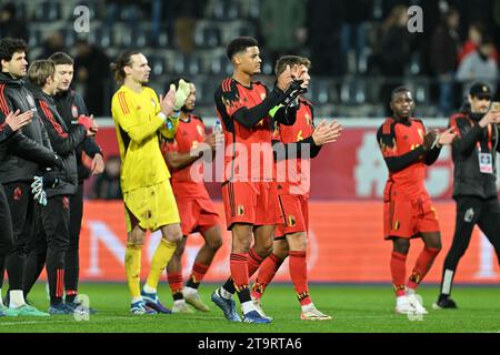 Leuven, Belgien. November 2023. Belgische Spieler mit Koni de Winter (4) aus Belgien und Arne Engels (6) aus Belgien danken den Fans nach einem Fußballspiel zwischen den belgischen und spanischen U21-Nationalmannschaften am 5. Spieltag in der Gruppe B im Qualifying der EUFA-U21-Meisterschaft, am Dienstag, 21. November 2023 in Leuven, Belgien. (Foto: David Catry/Isosport) Credit: sportpix/Alamy Live News Stockfoto