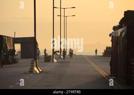 Das Schiff fährt durch den belebten Hafen bei Sonnenuntergang in hongkong am 1. juni 2013. Victoria Harbour ist die Gründungsrolle als Hafen für Tausende von internatio Stockfoto