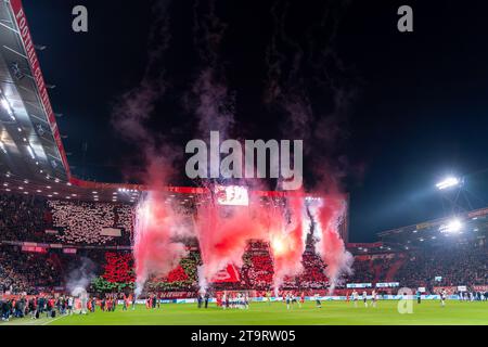 Enschede, Niederlande. November 2023. ENSCHEDE, NIEDERLANDE - 25. NOVEMBER: Ein allgemeiner Überblick über das Stadion zeigt ein Feuerwerk und ein Banner vor dem niederländischen Eredivisie-Spiel zwischen FC Twente und PSV am 25. November 2023 in de Grolsch Veste in Enschede, Niederlande (Foto: Joris Verwijst/Orange Pictures) Credit: Orange Pics BV/Alamy Live News Stockfoto