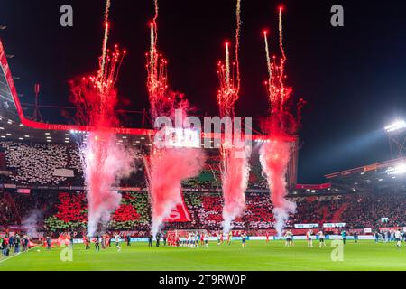 Enschede, Niederlande. November 2023. ENSCHEDE, NIEDERLANDE - 25. NOVEMBER: Ein allgemeiner Überblick über das Stadion zeigt ein Feuerwerk und ein Banner vor dem niederländischen Eredivisie-Spiel zwischen FC Twente und PSV am 25. November 2023 in de Grolsch Veste in Enschede, Niederlande (Foto: Joris Verwijst/Orange Pictures) Credit: Orange Pics BV/Alamy Live News Stockfoto