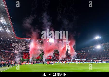 Enschede, Niederlande. November 2023. ENSCHEDE, NIEDERLANDE - 25. NOVEMBER: Ein allgemeiner Überblick über das Stadion zeigt ein Feuerwerk und ein Banner vor dem niederländischen Eredivisie-Spiel zwischen FC Twente und PSV am 25. November 2023 in de Grolsch Veste in Enschede, Niederlande (Foto: Joris Verwijst/Orange Pictures) Credit: Orange Pics BV/Alamy Live News Stockfoto