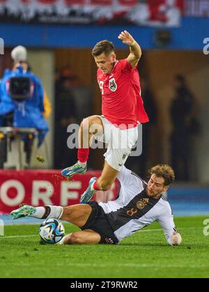 Leon GORETZKA, DFB 8 konkurrieren um Ball, Tackling, Duell, Header, zweikampf, Aktion, Kampf gegen Christoph Baumgartner, AUT 19 im Freundschaftsspiel ÖSTERREICH - DEUTSCHLAND ÖSTERREICH - DEUTSCHLAND Vorbereitung auf die Europameisterschaft 2024 Deutschland, Saison 2023/2024, am 21. November 2023 in Wien, Österreich. © Peter Schatz / Alamy Stock Photos Stockfoto