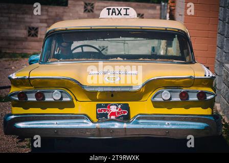 Old hat Cadillac als Taxi weggeworfen, Route 66, Seligman, Arizona, USA Stockfoto