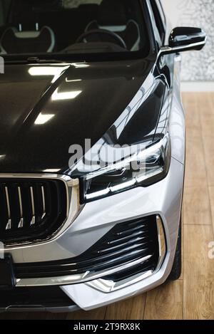Nahaufnahme des eleganten, grauen Frontscheinwerfers im Außenbereich. Hochwertige Fotos Stockfoto