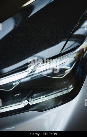Graues Auto mit Lichtreflexion. Hochwertige Fotos Stockfoto