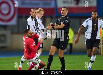 Leroy SANE, DFB 19 tritt um den Ball, Tackling, Duell, Header, zweikampf, Aktion, Kampf gegen Phillipp Mwene, AUT 16 , gefolgt von der roten Karte für Leroy SANE, DFB 19 Schiedsrichter Slavko Vincic (SVN) im Freundschaftsspiel ÖSTERREICH - DEUTSCHLAND 2-0 ÖSTERREICH - DEUTSCHLAND 2-0 Vorbereitung auf die Europameisterschaft 2024 Deutschland, Saison 2023/2024, am 21. November 2023 in Wien, Österreich. © Peter Schatz / Alamy Stock Photos Stockfoto