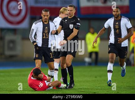 Leroy SANE, DFB 19 tritt um den Ball, Tackling, Duell, Header, zweikampf, Aktion, Kampf gegen Phillipp Mwene, AUT 16 , gefolgt von der roten Karte für Leroy SANE, DFB 19 Schiedsrichter Slavko Vincic (SVN) im Freundschaftsspiel ÖSTERREICH - DEUTSCHLAND 2-0 ÖSTERREICH - DEUTSCHLAND 2-0 Vorbereitung auf die Europameisterschaft 2024 Deutschland, Saison 2023/2024, am 21. November 2023 in Wien, Österreich. © Peter Schatz / Alamy Stock Photos Stockfoto