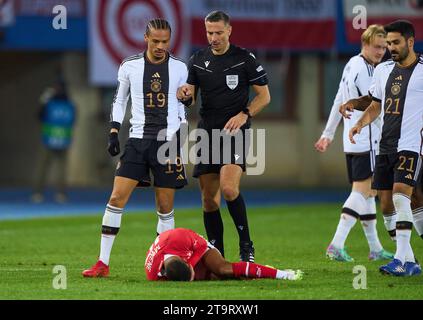 Leroy SANE, DFB 19 tritt um den Ball, Tackling, Duell, Header, zweikampf, Aktion, Kampf gegen Phillipp Mwene, AUT 16 , gefolgt von der roten Karte für Leroy SANE, DFB 19 Schiedsrichter Slavko Vincic (SVN) im Freundschaftsspiel ÖSTERREICH - DEUTSCHLAND 2-0 ÖSTERREICH - DEUTSCHLAND 2-0 Vorbereitung auf die Europameisterschaft 2024 Deutschland, Saison 2023/2024, am 21. November 2023 in Wien, Österreich. © Peter Schatz / Alamy Stock Photos Stockfoto