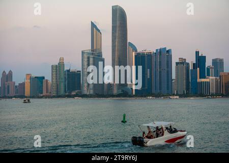 Skyline von Abu Dhabi bei Sonnenuntergang vom Aussichtspunkt Abu Dhabi in den VAE Stockfoto