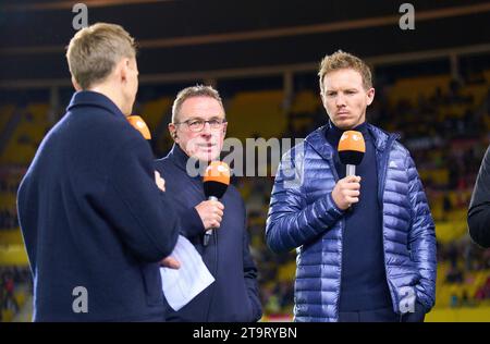 DFB-Cheftrainer Julian Nagelsmann, Bundestrainer, Nationaltrainer, Ralf Rangnick, Trainer AUT, mit Jochen Breyer, ZDF Fernsehmoderator, im Freundschaftsspiel ÖSTERREICH - DEUTSCHLAND 2-0 ÖSTERREICH - DEUTSCHLAND 2-0 Vorbereitung auf die Europameisterschaft 2024 Deutschland, Saison 2023/2024, am 21. November 2023 in Wien, Österreich. © Peter Schatz / Alamy Stock Photos Stockfoto