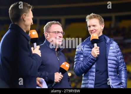 DFB-Cheftrainer Julian Nagelsmann, Bundestrainer, Nationaltrainer, Ralf Rangnick, Trainer AUT, mit Jochen Breyer, ZDF Fernsehmoderator, im Freundschaftsspiel ÖSTERREICH - DEUTSCHLAND 2-0 ÖSTERREICH - DEUTSCHLAND 2-0 Vorbereitung auf die Europameisterschaft 2024 Deutschland, Saison 2023/2024, am 21. November 2023 in Wien, Österreich. © Peter Schatz / Alamy Stock Photos Stockfoto