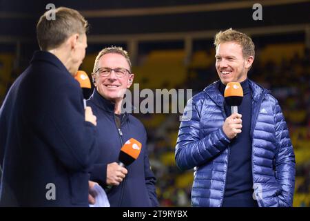 DFB-Cheftrainer Julian Nagelsmann, Bundestrainer, Nationaltrainer, Ralf Rangnick, Trainer AUT, mit Jochen Breyer, ZDF Fernsehmoderator, im Freundschaftsspiel ÖSTERREICH - DEUTSCHLAND 2-0 ÖSTERREICH - DEUTSCHLAND 2-0 Vorbereitung auf die Europameisterschaft 2024 Deutschland, Saison 2023/2024, am 21. November 2023 in Wien, Österreich. © Peter Schatz / Alamy Stock Photos Stockfoto