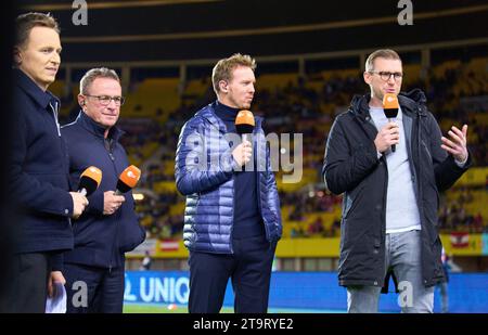 DFB-Cheftrainer Julian Nagelsmann, Bundestrainer, Nationaltrainer, Ralf Rangnick, Trainer AUT, mit Jochen Breyer, ZDF, per MERTESACKER, ehemaliger DFB-Spieler Fernsehmoderator, im Freundschaftsspiel ÖSTERREICH - DEUTSCHLAND 2-0 ÖSTERREICH - DEUTSCHLAND 2-0 Vorbereitung auf die Europameisterschaft 2024 Deutschland, Saison 2023/2024, am 21. November 2023 in Wien, Österreich. © Peter Schatz / Alamy Stock Photos Stockfoto