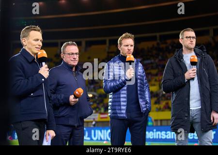 DFB-Cheftrainer Julian Nagelsmann, Bundestrainer, Nationaltrainer, Ralf Rangnick, Trainer AUT, mit Jochen Breyer, ZDF, per MERTESACKER, ehemaliger DFB-Spieler Fernsehmoderator, im Freundschaftsspiel ÖSTERREICH - DEUTSCHLAND 2-0 ÖSTERREICH - DEUTSCHLAND 2-0 Vorbereitung auf die Europameisterschaft 2024 Deutschland, Saison 2023/2024, am 21. November 2023 in Wien, Österreich. © Peter Schatz / Alamy Stock Photos Stockfoto