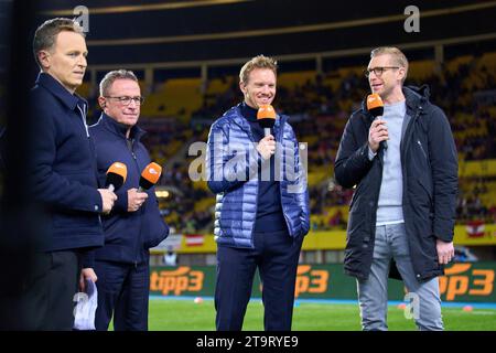 DFB-Cheftrainer Julian Nagelsmann, Bundestrainer, Nationaltrainer, Ralf Rangnick, Trainer AUT, mit Jochen Breyer, ZDF, per MERTESACKER, ehemaliger DFB-Spieler Fernsehmoderator, im Freundschaftsspiel ÖSTERREICH - DEUTSCHLAND 2-0 ÖSTERREICH - DEUTSCHLAND 2-0 Vorbereitung auf die Europameisterschaft 2024 Deutschland, Saison 2023/2024, am 21. November 2023 in Wien, Österreich. © Peter Schatz / Alamy Stock Photos Stockfoto