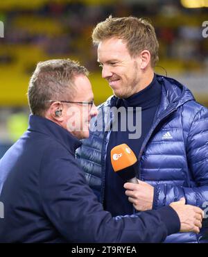 DFB-Cheftrainer Julian Nagelsmann, Bundestrainer, Nationaltrainer, Ralf Rangnick, Trainer AUT, mit Jochen Breyer, ZDF, per MERTESACKER, ehemaliger DFB-Spieler Fernsehmoderator, im Freundschaftsspiel ÖSTERREICH - DEUTSCHLAND 2-0 ÖSTERREICH - DEUTSCHLAND 2-0 Vorbereitung auf die Europameisterschaft 2024 Deutschland, Saison 2023/2024, am 21. November 2023 in Wien, Österreich. © Peter Schatz / Alamy Stock Photos Stockfoto