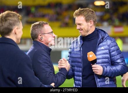 DFB-Cheftrainer Julian Nagelsmann, Bundestrainer, Nationaltrainer, Ralf Rangnick, Trainer AUT, mit Jochen Breyer, ZDF, per MERTESACKER, ehemaliger DFB-Spieler Fernsehmoderator, im Freundschaftsspiel ÖSTERREICH - DEUTSCHLAND 2-0 ÖSTERREICH - DEUTSCHLAND 2-0 Vorbereitung auf die Europameisterschaft 2024 Deutschland, Saison 2023/2024, am 21. November 2023 in Wien, Österreich. © Peter Schatz / Alamy Stock Photos Stockfoto