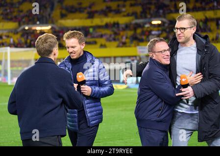 DFB-Cheftrainer Julian Nagelsmann, Bundestrainer, Nationaltrainer, Ralf Rangnick, Trainer AUT, mit Jochen Breyer, ZDF, per MERTESACKER, ehemaliger DFB-Spieler Fernsehmoderator, im Freundschaftsspiel ÖSTERREICH - DEUTSCHLAND 2-0 ÖSTERREICH - DEUTSCHLAND 2-0 Vorbereitung auf die Europameisterschaft 2024 Deutschland, Saison 2023/2024, am 21. November 2023 in Wien, Österreich. © Peter Schatz / Alamy Stock Photos Stockfoto