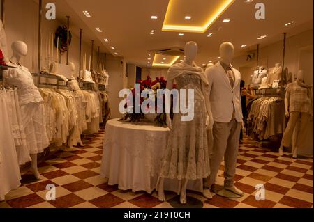 Ein familiengeführtes Flagship-Geschäft, das handgefertigte Burano-Spitze mit Damen- und Herrenkleidung, Leinenkleidung und Haushaltsgegenständen im Martina Vidal Vene verkauft Stockfoto