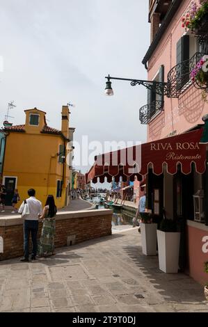 Burano ist eine der kleinen Inseln rund um die Lagune von Venedig und Torcello in der Region Veneto in Norditalien. Burano ist bekannt Stockfoto