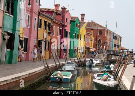 Burano ist eine der kleinen Inseln rund um die Lagune von Venedig und Torcello in der Region Veneto in Norditalien. Burano ist bekannt Stockfoto