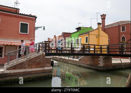 Burano ist eine der kleinen Inseln rund um die Lagune von Venedig und Torcello in der Region Veneto in Norditalien. Burano ist bekannt Stockfoto