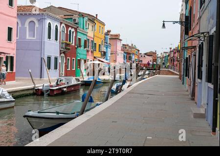 Burano ist eine der kleinen Inseln rund um die Lagune von Venedig und Torcello in der Region Veneto in Norditalien. Burano ist bekannt Stockfoto