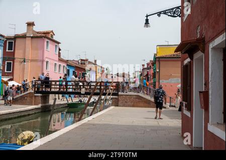 Burano ist eine der kleinen Inseln rund um die Lagune von Venedig und Torcello in der Region Veneto in Norditalien. Burano ist bekannt Stockfoto