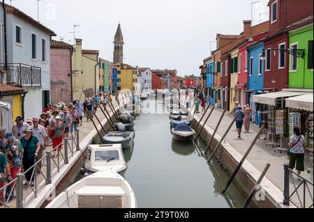 Burano ist eine der kleinen Inseln rund um die Lagune von Venedig und Torcello in der Region Veneto in Norditalien. Burano ist bekannt Stockfoto