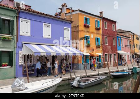 Burano ist eine der kleinen Inseln rund um die Lagune von Venedig und Torcello in der Region Veneto in Norditalien. Burano ist bekannt Stockfoto