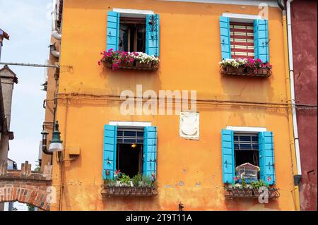 Burano ist eine der kleinen Inseln rund um die Lagune von Venedig und Torcello in der Region Veneto in Norditalien. Burano ist bekannt Stockfoto