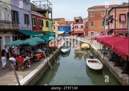 Burano ist eine der kleinen Inseln rund um die Lagune von Venedig und Torcello in der Region Veneto in Norditalien. Burano ist bekannt Stockfoto