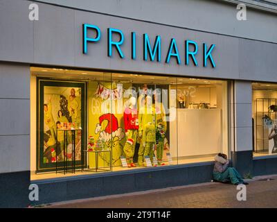 Die Fassade einer Filiale des Discount-Bekleidungshändlers Primark. Stockfoto