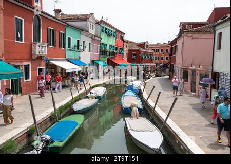 Burano ist eine der kleinen Inseln rund um die Lagune von Venedig und Torcello in der Region Veneto in Norditalien. Burano ist bekannt Stockfoto