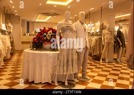 Ein familiengeführtes Flagship-Geschäft, das handgefertigte Burano-Spitze mit Damen- und Herrenkleidung, Leinenkleidung und Haushaltsartikeln im Martina Vidal Venez verkauft Stockfoto