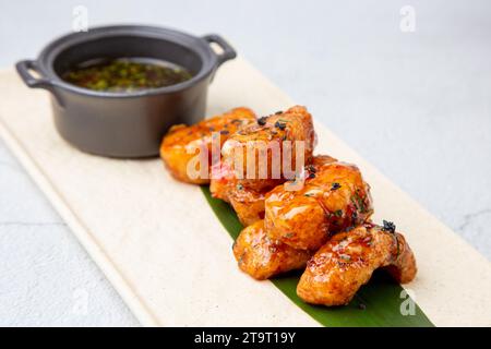 Zanderscheiben in süß-saurer Sauce auf Bananenblatt-Seitenansicht Stockfoto