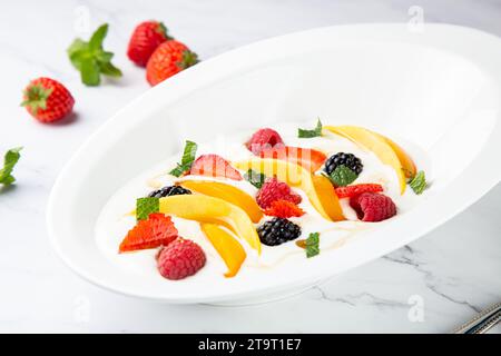 Obstsalat mit wilden Beeren und Erdbeeren von der Seite Stockfoto