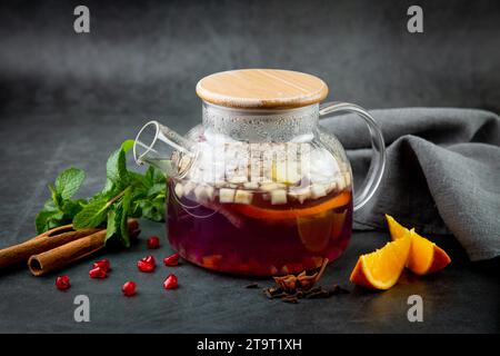 Heißer hausgemachter Tee mit Zimt, Zitrone und Minze, Seitenblick Stockfoto