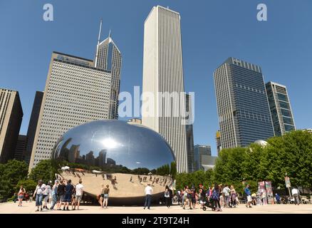 Chicago, USA – 04. Juni 2018: People Near the Cloud Gate, eine öffentliche Skulptur von Anish Kapoor im Millennium Park. Cloud Gate, auch bekannt als The Bean On Stockfoto