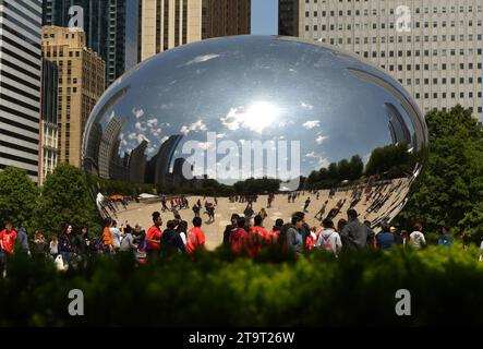 Chicago, USA – 5. Juni 2018: People Near the Cloud Gate, eine öffentliche Skulptur von Anish Kapoor im Millennium Park. Cloud Gate, auch bekannt als The Bean On Stockfoto