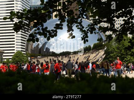 Chicago, USA – 5. Juni 2018: People Near the Cloud Gate, eine öffentliche Skulptur von Anish Kapoor im Millennium Park. Cloud Gate, auch bekannt als The Bean On Stockfoto