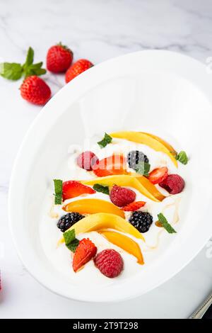 Obstsalat mit wilden Beeren und Erdbeeren von der Seite Stockfoto