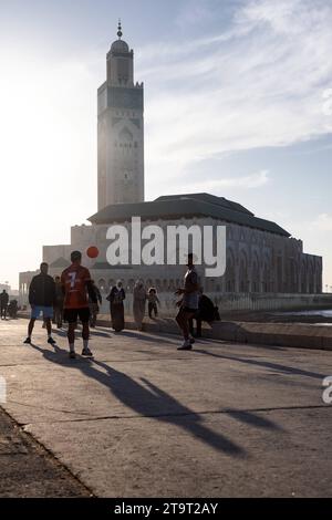 Junge Männer spielen Fußbal vor der Hassan-II-Moschee Mesdschid al-Hasan Aath-thani in Casablanca/Marokko./Junge Männer spielen Fußball vor der Hassan-II-Moschee Mesdschid al-Hasan Aath-thani in Casablanca/Marokko. Schnappschuss-Fotografie/K.M.Krause *** Junge Männer spielen Fußball vor der Hassan II Moschee Mesdschid al Hasan ath thani in Casablanca Marokko Junge Männer spielen Fußball vor der Hassan II Moschee Mesdschid al Hasan ath thani in Casablanca Marokko Schnappschuss Fotografie K M Krause Credit: Imago/Alamy Live News Stockfoto